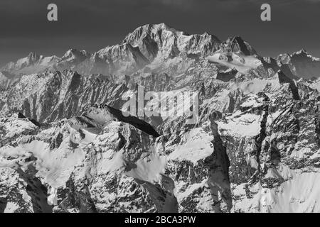 Frankreich, Haute Savoie, Chamonix, zerklüftete Berglandschaft mit dem Mont-Blanc im Winter Stockfoto