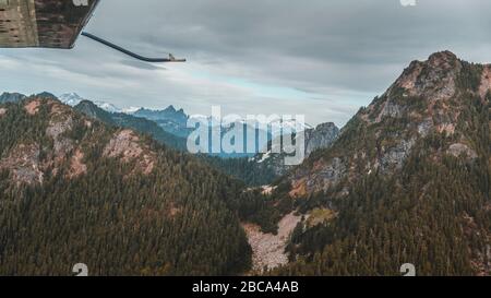 Wunderschöne kanadische Natur voller Berge, Wälder und Seen rund um Vancouver City Stockfoto