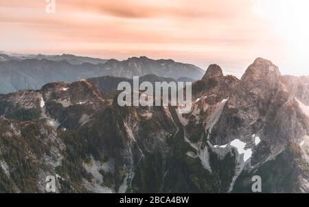 Wunderschöne kanadische Natur voller Berge, Wälder und Seen rund um Vancouver City Stockfoto