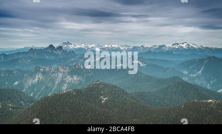 Wunderschöne kanadische Natur voller Berge, Wälder und Seen rund um Vancouver City Stockfoto