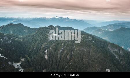 Wunderschöne kanadische Natur voller Berge, Wälder und Seen rund um Vancouver City Stockfoto