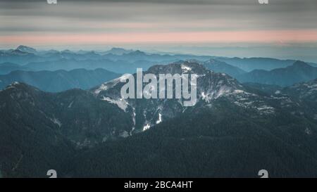 Wunderschöne kanadische Natur voller Berge, Wälder und Seen rund um Vancouver City Stockfoto