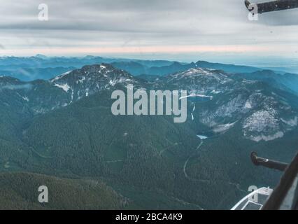 Wunderschöne kanadische Natur voller Berge, Wälder und Seen rund um Vancouver City Stockfoto