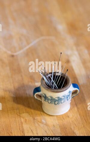 Sorbische Ostereier, Wachsbatik, zweiter Schritt: Fertige Quills werden zur Verfügung gestellt. Später können sie dazu verwendet werden, traditionelle Symbole wie Wolf anzuwenden Stockfoto