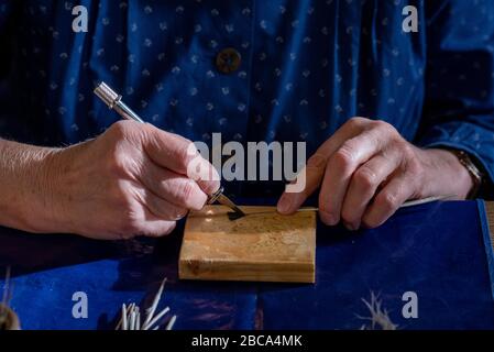 Sorbische Ostereier, Wachsbatik, erster Schritt: Mit Hilfe eines Skalpels werden Quills geschnitten, so traditionelle Symbole wie Wolfszähne, Wabe Stockfoto
