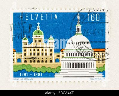 SEATTLE WASHINGTON - 3. April 2020: Nahaufnahme der Schweizer Briefmarke mit Schweizer Parlament und US Capital Building. Scott # 888. Stockfoto