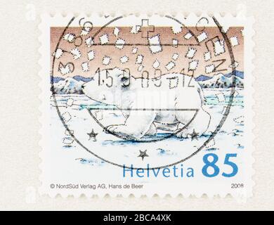 SEATTLE WASHINGTON - 3. April 2020: Nahaufnahme der Schweizer Briefmarke mit dem kleinen Eisbären, einer Buchfigur von Hans de Beer. Scott # 1297. Stockfoto