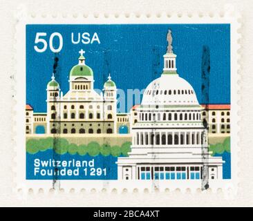 SEATTLE WASHINGTON - 3. April 2020: Nahaufnahme der US-Briefmarke mit dem Schweizer Parlament und dem US Capital Building. Scott # 2532 Stockfoto