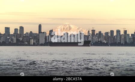 Mount Baker hinter Vancouver Innenstadt bei Sonnenuntergang. Stockfoto