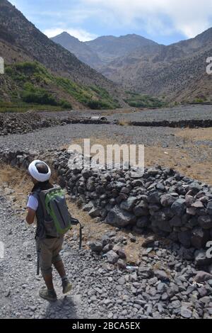 Ein marokkanischer Reiseleiter führt den Weg zum Dorf Aroumd im Ait Mizane / Imlil Tal, in der Nähe des Toubkal im Hohen Atlas von Marokko. Stockfoto