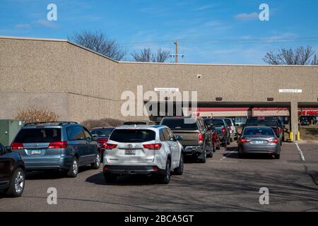 Maplewood, Minnesota. Wenn die Lobby geschlossen ist, wird der Verkehr am Drive-Up-Fenster an der Wells Fargo Bank wieder aufgenommen, da die Leute aufgrund der Th Geld herausholen Stockfoto