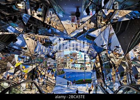 Eingangspassage und Tunnel zu einem der Einkaufszentren aus kaputten Spiegeln im Harajuku Einkaufsviertel in Tokio, Japan. Stockfoto
