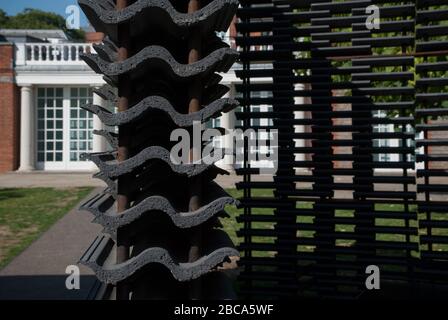 Sommerhauptpavillon Serpentine Galleries Serpentine Pavilion 2018, Kensington Gardens, London, W2 3XA von Frida Escobedo Architect. Stockfoto