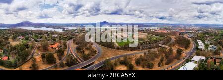 Der Kapitolhügel mit dem föderalen parlamentsgebäude mit Blick auf die Ufer des Lake Burley Griffin in in Canberra. Luftpanorama. Stockfoto