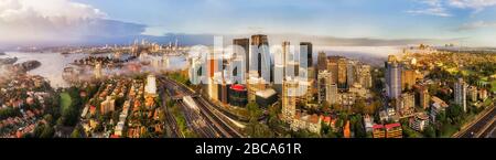 North Sydney und North Shore Vororte entlang der mehrspurigen Autobahn, die zur Sydney Harbour Bridge und zum CBD führt, mit weitem Luftpanorama. Stockfoto