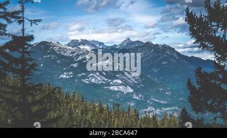 Wunderschöne kanadische Natur voller Berge, Wälder und Seen rund um Vancouver City Stockfoto