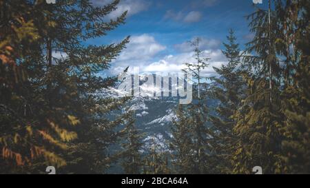 Wunderschöne kanadische Natur voller Berge, Wälder und Seen rund um Vancouver City Stockfoto