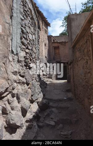 Eine schmale Straße im autofreien, traditionellen Steindorf Aroumd im Ait Mizane Tal, in der Nähe des Toubkal im Hohen Atlas von Marokko. Stockfoto