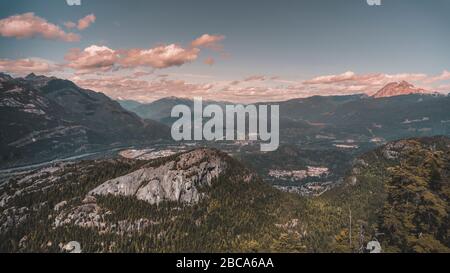 Wunderschöne kanadische Natur voller Berge, Wälder und Seen rund um Vancouver City Stockfoto