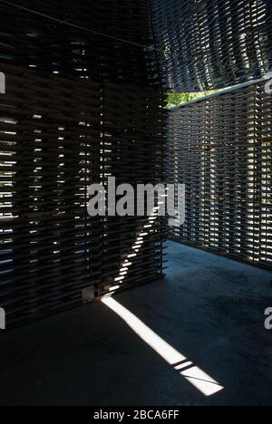 Sommerhauptpavillon Serpentine Galleries Serpentine Pavilion 2018, Kensington Gardens, London, W2 3XA von Frida Escobedo Architect. Stockfoto