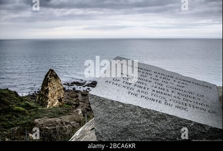 Pont du Hoc, Frankreich - 1. Oktober 2013: Denkmal aus Granit mit Blick auf Pont du Hoc in der Nähe der Strandanlegestelle Omaha in der Normandie, Frankreich. Stockfoto