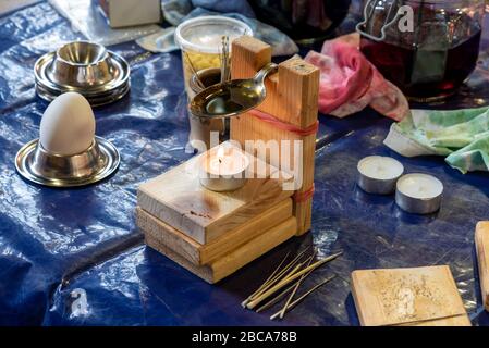 Sorbische Ostereier, Dekorationszubehör, Teelöffel mit Wachs, Teelichter, Farbe. Stockfoto