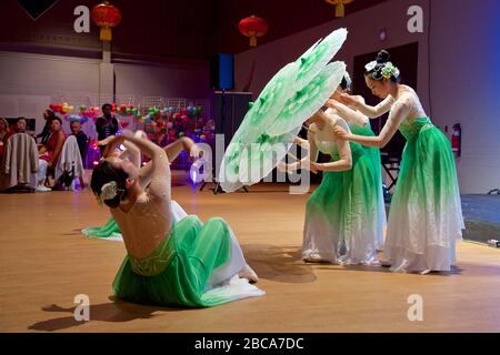 Toronto, Ontario / Kanada - 09/13/2019: Schöne Mädchen in traditionellen chinesischen grünen Kostümen tanzen auf dem Mid Autumn Moon Festival in Toronto Chinese Stockfoto