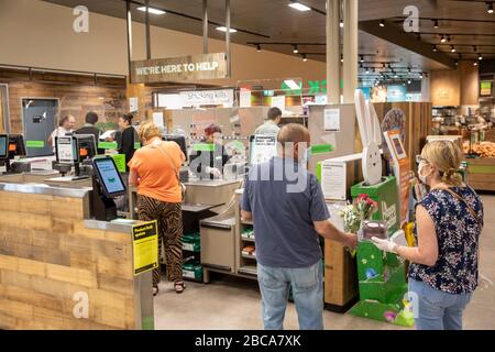 Sydney, Australien. Samstag, 4. April 2020. Kunden, die Gesichtsmasken und Handschuhe tragen, warten darauf, Lebensmittel in einem australischen Supermarkt zu kaufen. Wir Danken Martin Berry/Alamy Live News Stockfoto