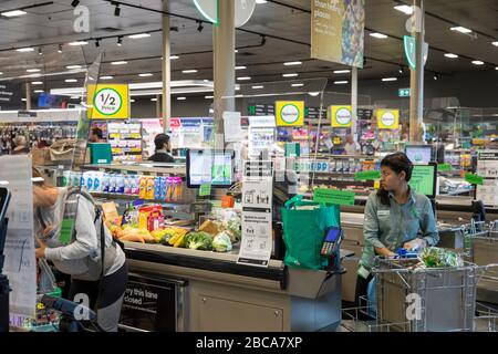 Sydney, Australien. Samstag, 4. April 2020. Woolworths Supermärkte haben Schutzgitter eingeführt, um die Übertragung von COVID-19 an den Checkouts der Läden zu verhindern. Computerbildschirme erinnern Kunden auch daran, bei diesem Ausbruch von COVID 19 Credit Martin Berry/Alamy Live News ihre eigenen Taschen zu packen Stockfoto