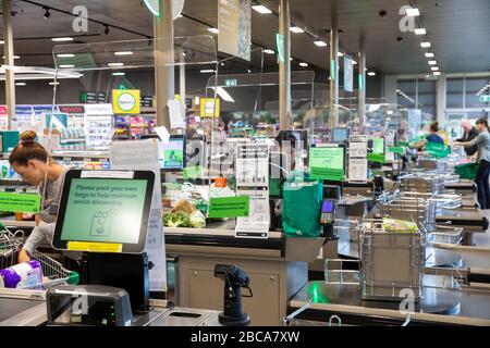 Sydney, Australien. Samstag, 4. April 2020. Woolworths Supermärkte haben Schutzgitter eingeführt, um die Übertragung von COVID-19 an den Checkouts der Läden zu verhindern. Computerbildschirme erinnern Kunden auch daran, bei diesem Ausbruch von COVID 19 Credit Martin Berry/Alamy Live News ihre eigenen Taschen zu packen Stockfoto