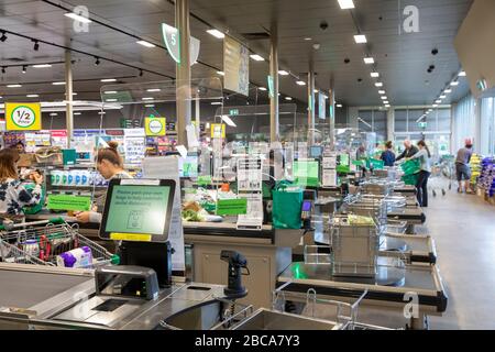 Sydney, Australien. Samstag, 4. April 2020. Woolworths Supermärkte haben Schutzgitter eingeführt, um die Übertragung von COVID-19 an den Checkouts der Läden zu verhindern. Computerbildschirme erinnern Kunden auch daran, bei diesem Ausbruch von COVID 19 Credit Martin Berry/Alamy Live News ihre eigenen Taschen zu packen Stockfoto