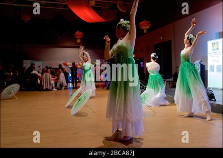 Toronto, Ontario / Kanada - 09/13/2019: Schöne Mädchen in traditionellen chinesischen grünen Kostümen tanzen auf dem Mid Autumn Moon Festival in Toronto Chinese Stockfoto