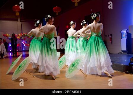 Schöne Mädchen in traditionellen chinesischen grünen Kostümen, die auf dem Mid Autumn Moon Festival in Toronto Chinese tanzen Stockfoto