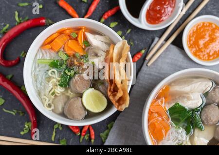 Indonesian Famous Food Street Bakso oder Meatballs serviert mit Nudeln, Reis, Crackern, Sauce, Karotten und Rindfleisch Stockfoto