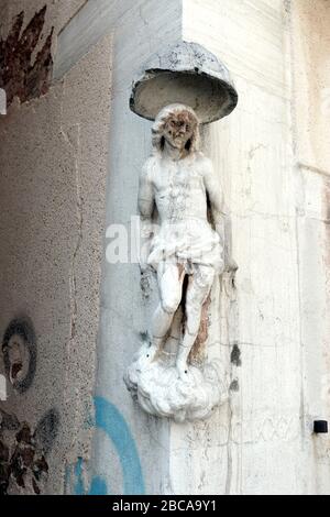 Christusfigur an einer Hauswand im Stadtteil Dorsoduro von Venedig Stockfoto