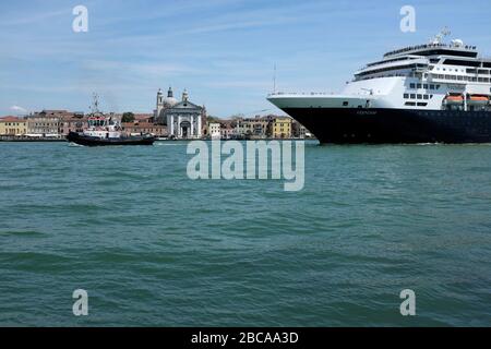 Insel Giudecca vor Venedig - Kreuzfahrtschiff Stockfoto