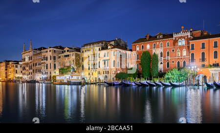 Häuser am Canal Grande in Venedig, nachts Stockfoto