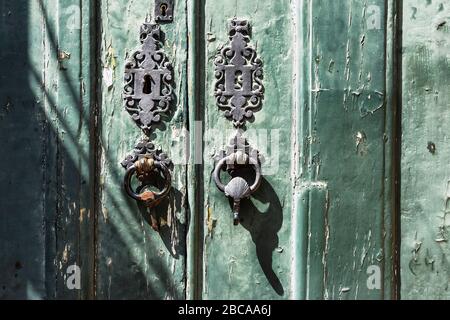 Europa, Portugal, Estremadura, Region Centro, Obidos, Vila das Rainhas, Stadt der Königinnen, altes Holzportal mit kunstvoll dekorierter Türfitting Stockfoto