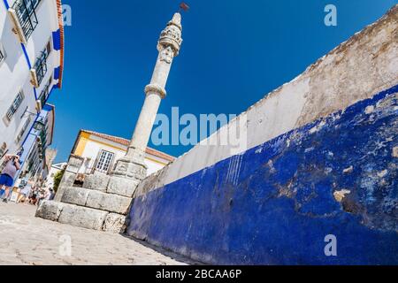 Europa, Portugal, Estremadura, Region Centro, Obidos, Vila das Rainhas, Stadt der Königinnen, Praca de Santa Maria, Pelourinho de Obidos, Pranger, von der Königin Stockfoto