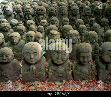 Reihe alter Rakan-Skulpturen im Otagi Nenbutsu-JI Tempel. Kyoto, Japan Stockfoto