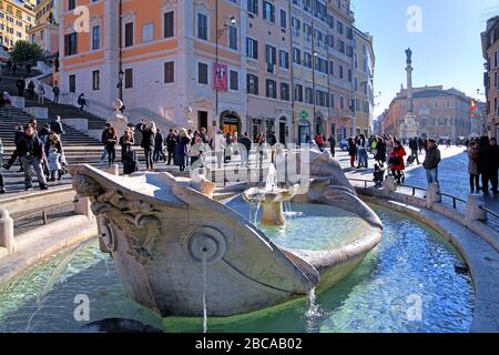 Piazza di Spagna mit dem Brunnen Fontana della Barcaccia in der Altstadt, Rom, Latium, Mittelitalien, Italien Stockfoto