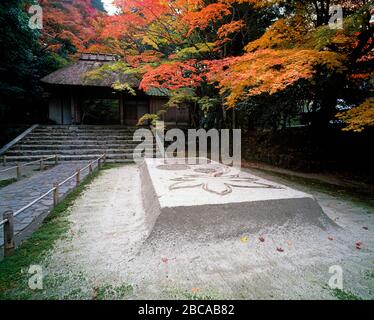 Sandgarten am Eingang des Honen-In-Tempels. Kyoto, Japan Stockfoto