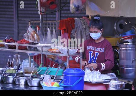 Kambodianischer tropischer Obst-/Dessertverkäufer, der während der Coronavirus-Pandemie eine Gesichtsmaske trägt. Der Kandal-Markt, Phnom Penh, Kambodscha. © Kraig Lieb Stockfoto