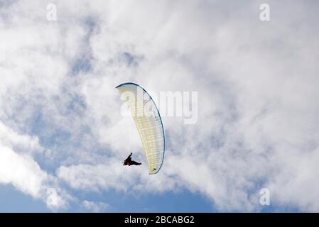 Frankreich, Haute-Savoie (74), Passy, Alpen, Wolken, Gleitschirm Stockfoto