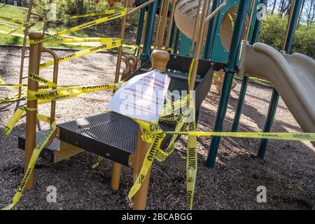 Berks County, Pennsylvania, USA-2. April 2020: Öffentlicher Spielplatz mit Warnband geschlossen, damit Kinder nicht auf Geräten spielen, um eine Verbreitung von Co zu verhindern Stockfoto