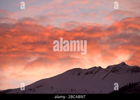Frankreich, Haute-Savoie (74), Alpen, Sonnenuntergang im Winter Stockfoto