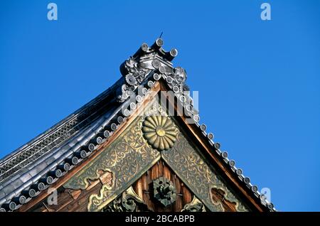 Nahaufnahme des Dachs der Burg Nijo. Kyoto, Japan Stockfoto