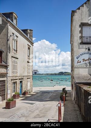 Blick auf einen der drei Häfen von Douarnenez in der Bretagne, wo Boote gefestert werden. Stockfoto