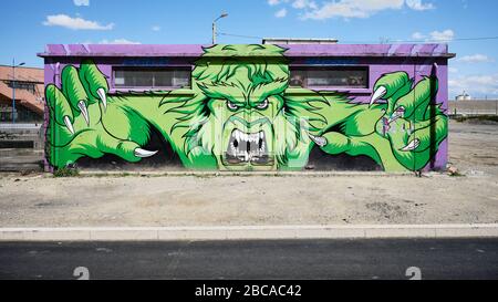 Graffiti auf der Basis des Hulk aus der gleichnamigen Comicserie im Hafen von Brest in der Bretagne. Stockfoto