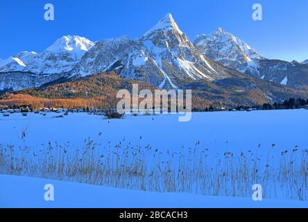 Tallandschaft mit der Sonnenspitze (2417 m) der Mieminger Kette, Lermoos, Tyrol, Österreich Stockfoto